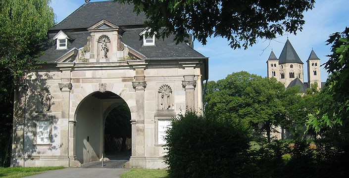 Torhaus mit Basilika Knechtsteden